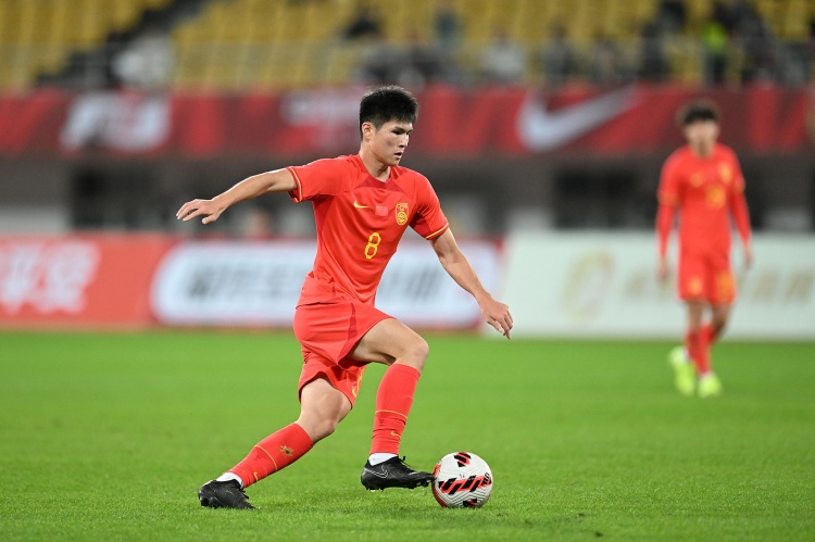 博鱼体育投注平台-媒体人:陈泽仕是这届国青最好的中场,身材高大而且全能